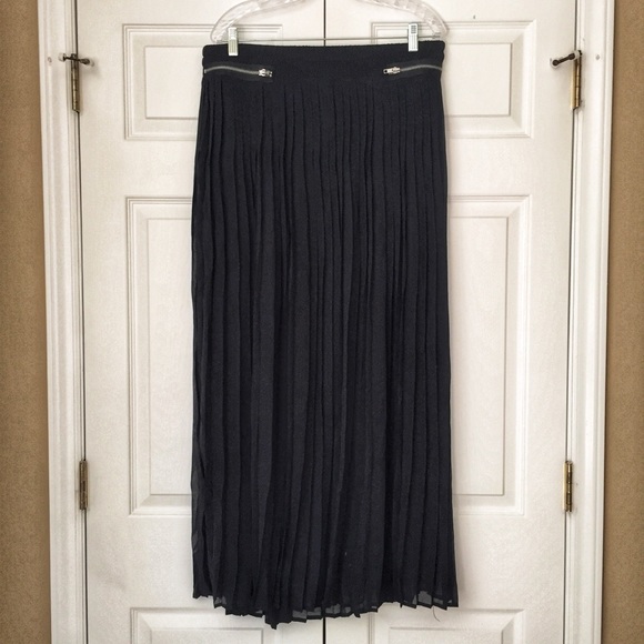 Pleated Black Maxi - flowing - Picture 6 of 6
